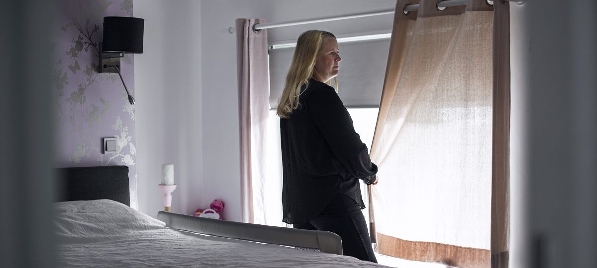 Voldoende daglicht vrouw bij gordijnen