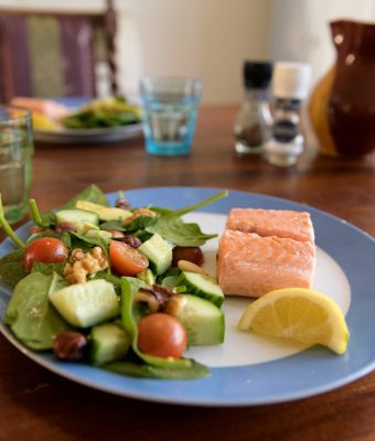 Bord met zalm, citroen en salade