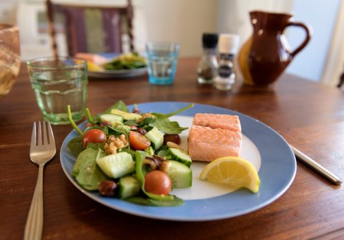 Bord met zalm, citroen en salade