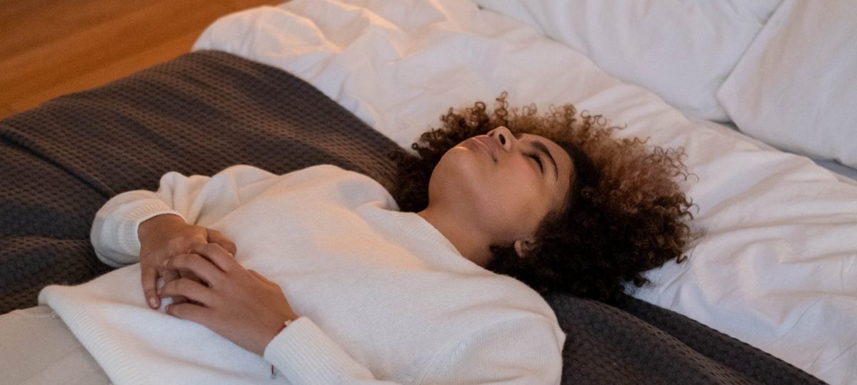 jonge vrouw ligt op bed