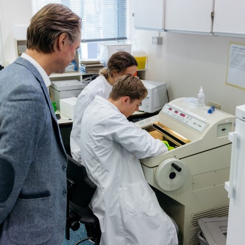 Directeur David op bezoek bij de Hersenbank