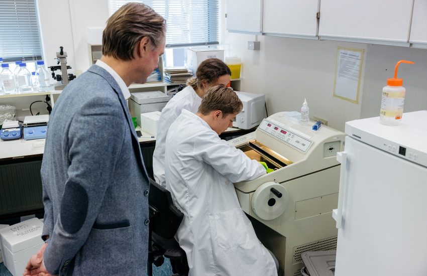 Directeur David op bezoek bij de Hersenbank