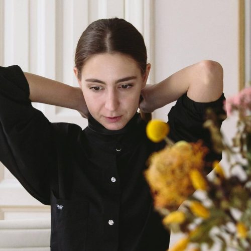 jonge vrouw bij bos bloemen