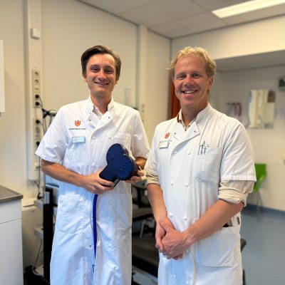Onderzoekers Hidde Woerdman en Willem de Haan doen onderzoek naar Alzheimer.