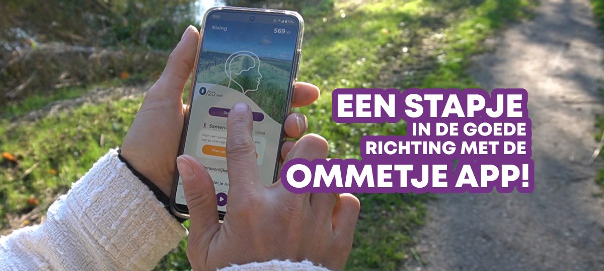 Een persoon houdt een smartphone vast met daarop de Ommetje-app geopend, terwijl diegene buiten op een wandelpad staat. Rechts in beeld staat de tekst: 