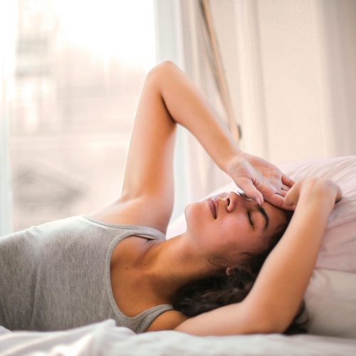 Vrouw die niet kan slapen van de stress