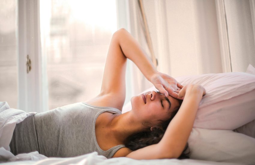 Vrouw die niet kan slapen van de stress