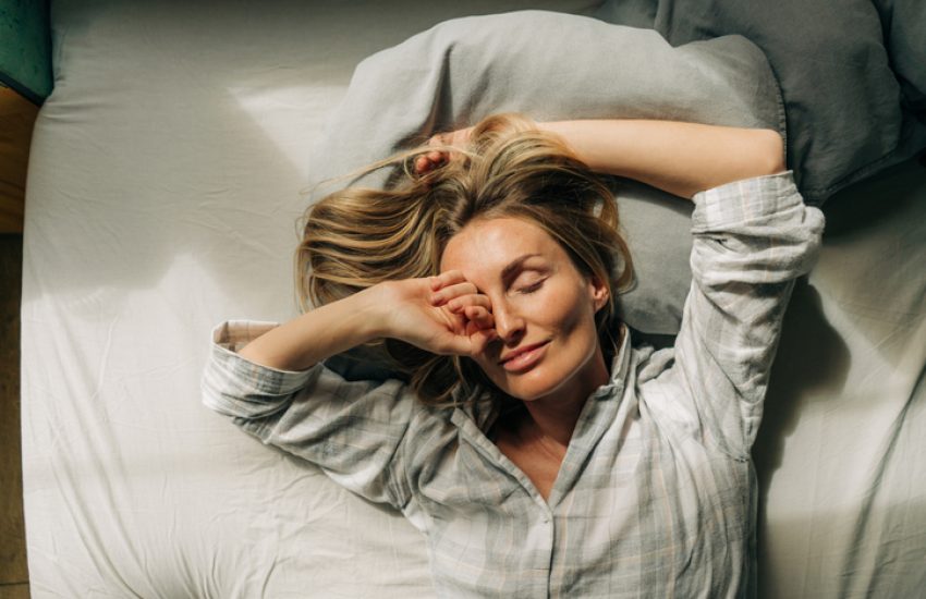Vrouw wordt wakker na het slapen